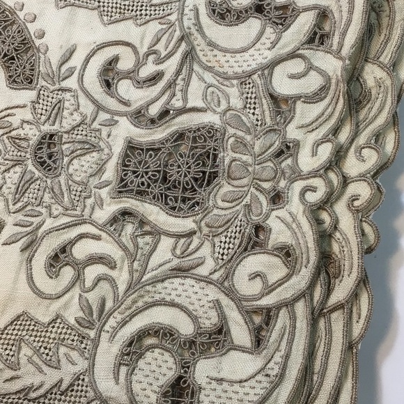 8 Lace Placemats - Picture 3 of 3